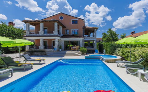 Villa Vittoria: Sky, Himmel, Plante, Vand, Ejendom, Bygning, Svømmepøl, Azure, Krop Af Vand, Blomst
