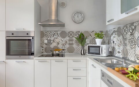Neja: Cabinetry, Countertop, Ejendom, Køkken, Håndvask, Køkkenvask, Komfur, Bygning, Indretning, Køkken Apparat