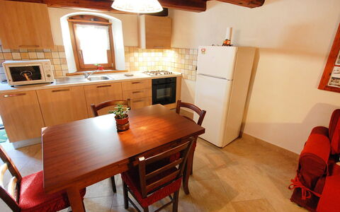 Fenis 100: Bord, Møbel, Cabinetry, Ejendom, Countertop, Stol, Træ, Television, Husholdningsapparat, Stueplante