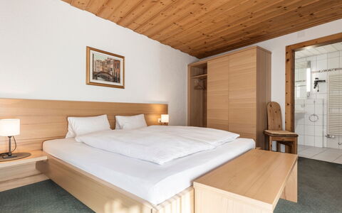Atlantis Apartments by Mein Samnaun – Mo: Træ, Indretning, Etage, Seng, Soveværelse, Gulvbelægning, Møbel, Værelse, Loft, Bed Frame