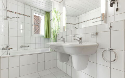 Atlantis Apartments by Mein Samnaun – Mo: Badeværelse, Sanitærarmatur, Indretning, Badeværelsesvask, Gulvbelægning, Håndvask, Etage, Tap, Vvs, Toilet
