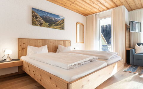 Atlantis Apartments by Mein Samnaun – Mo: Træ, Hjem, Soveværelse, Bjergkæde, Seng, Hårdttræ, Sengetøj, Sengetøj, Glacial Landskabsform, Bed Frame