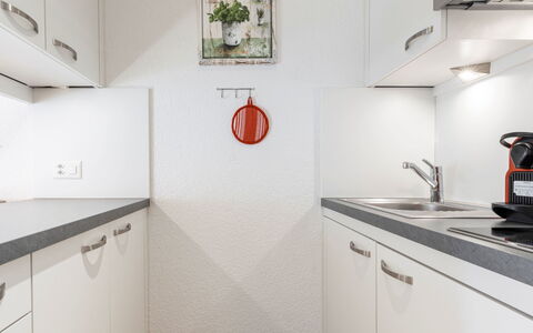 Atlantis Apartments by Mein Samnaun – Mo: Køkken, Countertop, Indretning, Større Bandage, Køkken Apparat, Gulvbelægning, Cabinetry, Loft, Hjem, Værelse