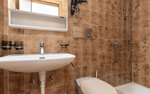 Atlantis Apartments by Mein Samnaun – Mo: Badeværelse, Toiletbræt, Badeværelsesvask, Sanitærarmatur, Toilet, Gulvbelægning, Håndvask, Indretning, Etage, Tap