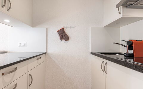 Atlantis Apartments by Mein Samnaun – Mo: Indretning, Træ, Køkken, Gulvbelægning, Countertop, Etage, Loft, Cabinetry, Værelse, Køkken Apparat