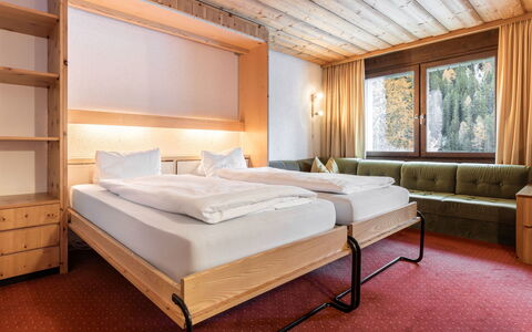 Atlantis Apartments by Mein Samnaun – Mo: Bejdse, Hårdttræ, Seng, Gardin, Soveværelse, Hotel, Bed Frame, Eco Hotel