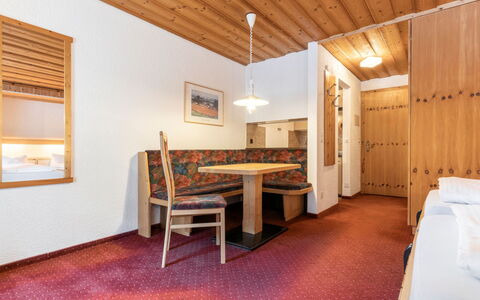 Atlantis Apartments by Mein Samnaun – Mo: Indretning, Loft, Værelse, Hotel, Billedramme, Hårdttræ, Hylde, Cabinetry