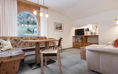Atlantis Apartments by Mein Samnaun – Mo: Møbel, Indretning, Træ, Gulvbelægning, Loft, Etage, Værelse, Belysning, Stue, Couch
