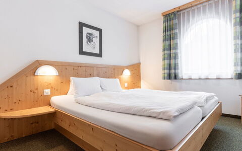Atlantis Apartments by Mein Samnaun – Mo: Soveværelse, Seng, Bed Frame, Hotel, Sengetøj, Hårdttræ, Sengetøj, Madras, Rullemadras