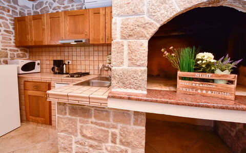 Josipa: Countertop, Ejendom, Plante, Cabinetry, Bygning, Blomst, Træ, Blomsterkrukke, Køkken, Indretning