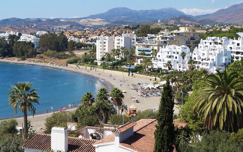 Estepona 108: Vand, Himmel, Bygning, Ejendom, Træ, Azure, Krop Af Vand, Arecales, Hus, Plante