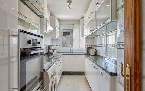 Estepona 108: Cabinetry, Countertop, Møbel, Køkken, Køkken Apparat, Vindue, Husholdningsapparat, Komfur, Bygning, Hylde
