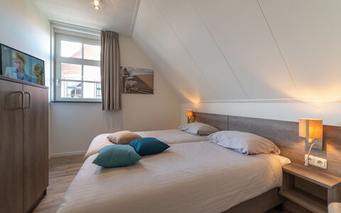 Ganuenta: Møbel, Ejendom, Komfort, Vindue, Bygning, Træ, Textile, Bed Frame, Etage, Billedramme