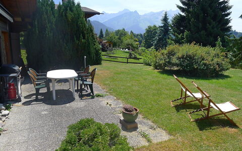 Chalet Lorila: Plante, Himmel, Ejendom, Bygning, Sky, Bjerg, Træ, Udendørs Møbler, Skygge, Naturlige Landskab