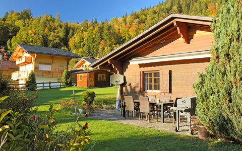 Chalet Lorila: Plante, Bygning, Himmel, Ejendom, Vindue, Hus, Naturlige Landskab, Træ, Land Lot, Arkitektur