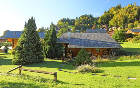 Chalet Lorila: Plante, Himmel, Træ, Grøn, Naturlige Landskab, Land Lot, Græs, Fritid, Græs-, Sommerhus