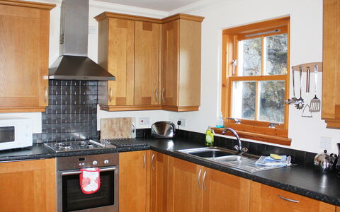 Staffin Road: Cabinetry, Countertop, Køkkenvask, Ejendom, Håndvask, Komfur, Bygning, Køkken Apparat, Køkken, Vindue