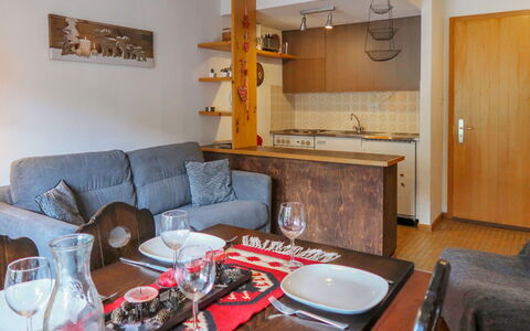 Nendaz 664: Bord, Ejendom, Møbel, Cabinetry, Couch, Træ, Stue, Indretning, Belysning, Gulvbelægning