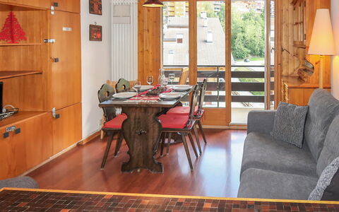 Nendaz 664: Bord, Møbel, Ejendom, Couch, Bygning, Træ, Textile, Gulvbelægning, Indretning, Etage