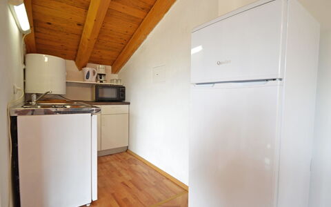 Anica: Cabinetry, Køkken Apparat, Bygning, Træ, Køleskab, Gulvbelægning, Husholdningsapparat, Hus, Etage, Køkken