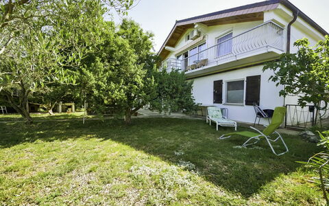 Anica: Plante, Himmel, Ejendom, Bygning, Vindue, Træ, Hus, Land Lot, Skygge, Græs