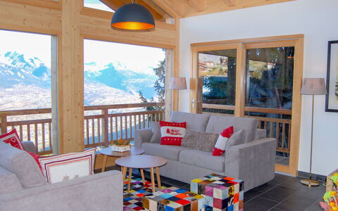 D'Arby: Ejendom, Couch, Himmel, Azure, Træ, Skygge, Indretning, Stue, Belysning, Arkitektur