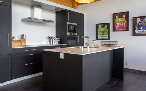 D'Arby: Køkken, Countertop, Cabinetry, Møbel, Køkken Apparat, Indretning, Gulvbelægning, Træ, Større Bandage, Loft