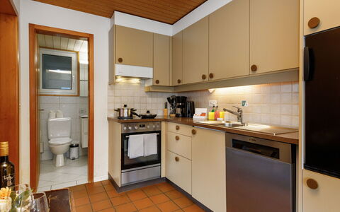 Chalet Albi: Køkken, Countertop, Køkken Apparat, Større Bandage, Cabinetry, Indretning, Træ, Møbel, Gulvbelægning, Håndvask
