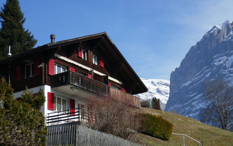 Chalet Albi: Vand, Himmel, Plante, Bygning, Sky, Ejendom, Svømmepøl, Azure, Træ, Skygge