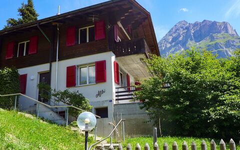 Chalet Albi: Himmel, Plante, Sky, Bygning, Ejendom, Vindue, Bjerg, Træ, Hus, Land Lot