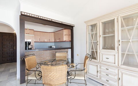 Monte Paraiso: Møbel, Cabinetry, Bord, Træ, Stol, Skuffe, Indretning, Rektangel, Bygning, Gulvbelægning