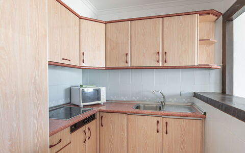 Monte Paraiso: Countertop, Cabinetry, Køkkenvask, Ejendom, Møbel, Håndvask, Bygning, Køkken, Køkken Apparat, Komfur