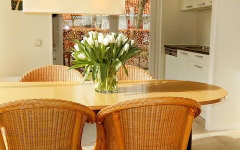 Noordwijk 450: Bord, Møbel, Blomst, Ejendom, Countertop, Plante, Cabinetry, Stol, Træ, Rektangel