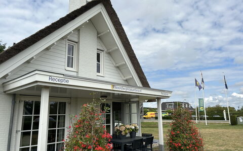 Noordwijk 450: Møbel, Bord, Bygning, Stol, Bordservice, Sky, Himmel, Dug, Udendørs Møbler, Skygge