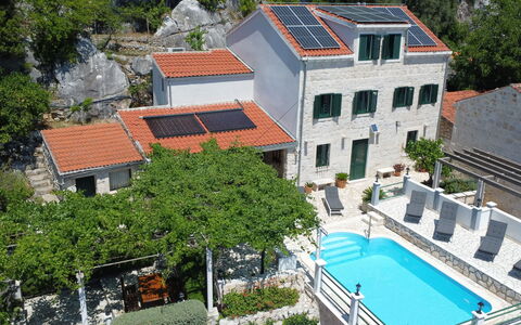 Anita: Boligområde, Svømmepøl, Udvej, Paraply, Eco Hotel, Estate, Ferieby, Udendørs Møbler, Villa, Hotel