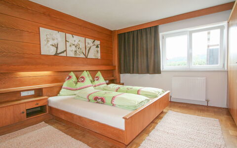 Mitzi: Møbel, Komfort, Bygning, Træ, Vindue, Cabinetry, Hus, Bed Frame, Indretning, Etage