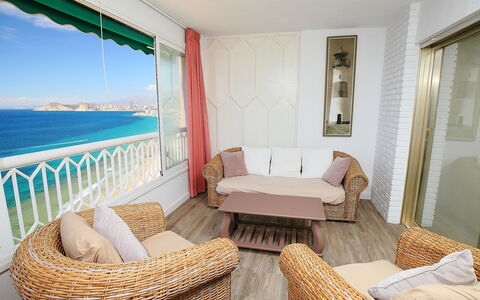 Benidorm 926: Værelse, Møbel, Ejendom, Soveværelse, Indretning, Suite, Azure, Ejendom, Bygning, Hus