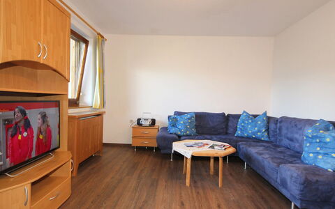 Aschau im Zillertal 330: Møbel, Cabinetry, Komfort, Couch, Træ, Indretning, Gulvbelægning, Studio Couch, Etage, Stue