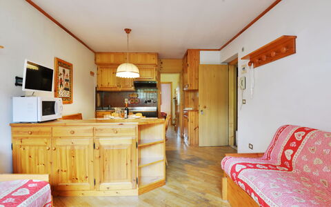 Canazei 570: Cabinetry, Møbel, Countertop, Skuffe, Træ, Stol, Komfort, Orange, Stue, Gulvbelægning