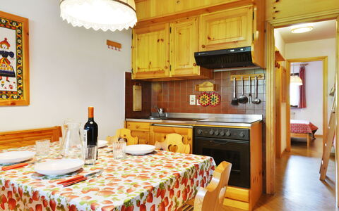 Canazei 570: Bord, Møbel, Ejendom, Cabinetry, Countertop, Indretning, Flaske, Træ, Dug, Køkken