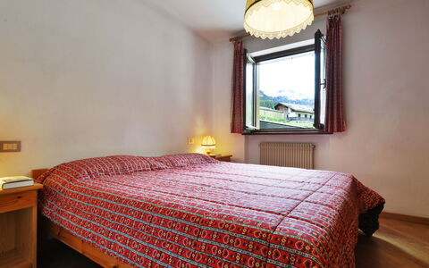 Canazei 570: Bygning, Møbel, Vindue, Komfort, Træ, Hus, Belysning, Indretning, Seng, Bed Frame