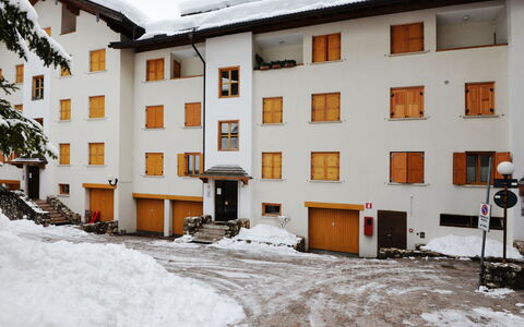 Monti Pallidi: Bygning, Daytime, Vindue, Ejendom, Sne, Dør, Arkitektur, Kvarter, Hus