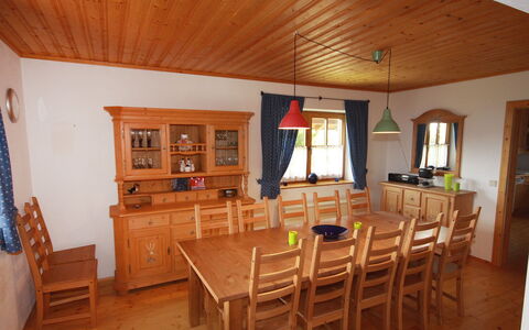 Almvilla: Ejendom, Møbel, Bord, Billedramme, Træ, Stol, Cabinetry, Belysning, Indretning, Bejdse