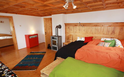 Almvilla: Møbel, Ejendom, Komfort, Bygning, Træ, Bed Frame, Indretning, Seng, Lampe, Gulvbelægning