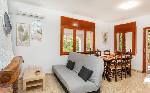 Villa Pinos: Træ, Møbel, Etage, Hjem, Dør, Bejdse, Hårdttræ, Stueplante, Stue