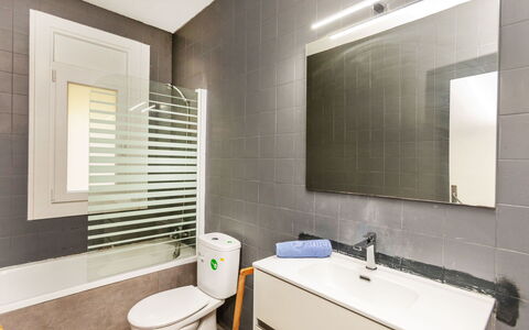 Villa Pinos: Gulvbelægning, Væg, Indretning, Etage, Sanitærarmatur, Badeværelse, Toiletbræt, Toilet, Loft, Vvs