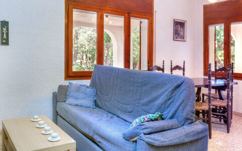 Villa Pinos: Møbel, Couch, Ejendom, Bord, Azure, Vindue, Bygning, Stue, Belysning, Indretning