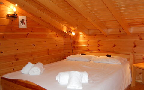 Chalet Boucaro: Træ, Orange, Komfort, Hårdttræ, Ejendom, Bejdse, Bygning, Seng