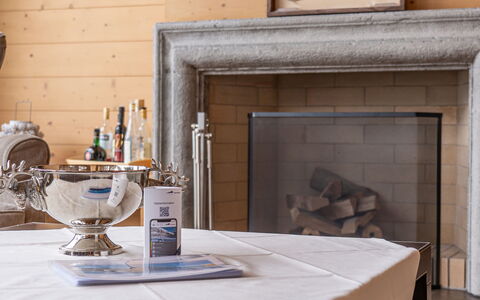 Chesa Crusch 7: Bord, Møbel, Ejendom, Dug, Drinkware, Træ, Indretning, Barware, Arkitektur, Bordservice