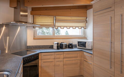 Chesa Crusch 7: Cabinetry, Countertop, Køkkenvask, Ejendom, Køkken Apparat, Køkken, Håndvask, Komfur, Træ, Husholdningsapparat
